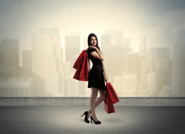 Mujer de la ciudad de pie con bolsas — Foto de Stock