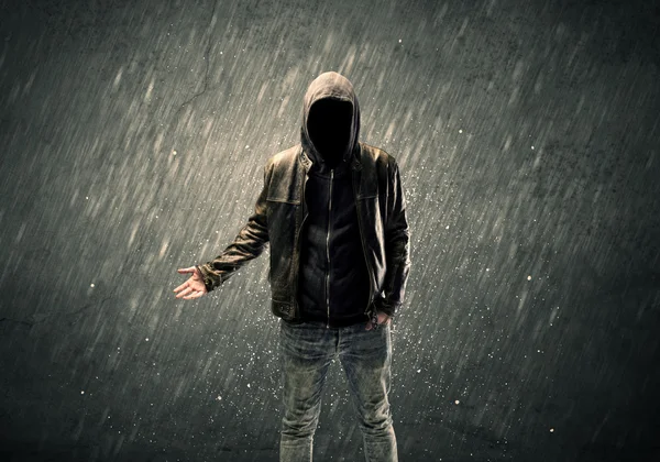Kapüşonlu hayalet yüzlü adam