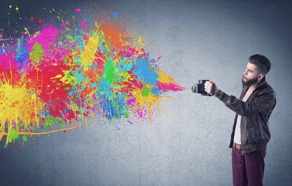 Kamera ve boya sıçratan hippi adam.