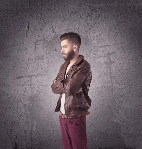 Sakallı ve güneş gözlüklü şık bir erkek.