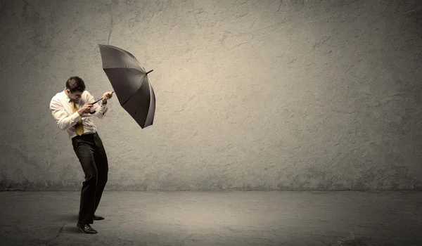 Bonito homem de negócios segurando guarda-chuva com backgroun espaço cópia — Fotografia de Stock