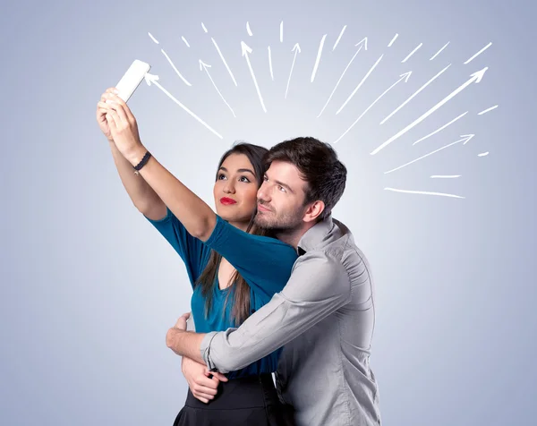 Nettes Paar macht Selfie mit Pfeilen — Stockfoto