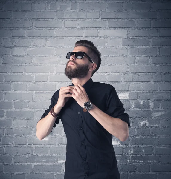 Tuğla şehir duvarının önünde manken.