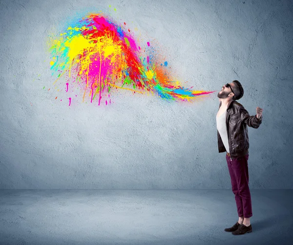Hipster chlap křičí barevné barvy na zdi — Stock fotografie