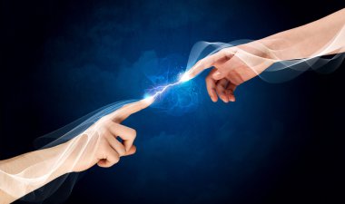 Uzayda parmakları birbirine bağlayan eller