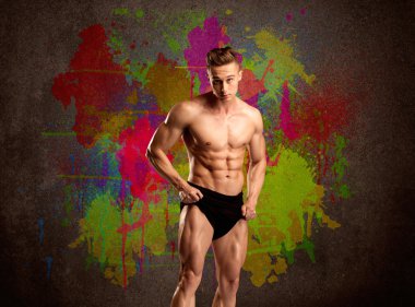 Renkli duvarı ve kilosu olan güçlü bir adam.