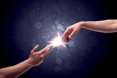 Elleri bir kıvılcım gibi parlıyor