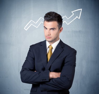 Grafik ok ile gülümseyen iş adamı