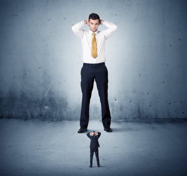 Öfkeli büyük iş adamı küçük adama lokma atıyor.