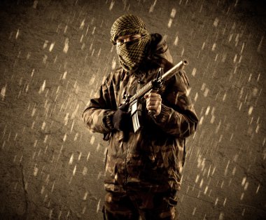 Tehlikeli ağır silahlı terörist asker grungy ra maske ile
