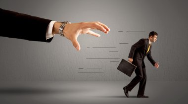 İş adamı büyük bir elden kaçıyor.