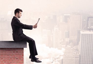 Şehirde çatıda oturan ofis çalışanı