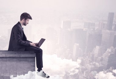 Satış elemanı şehrin sınırında oturuyor.