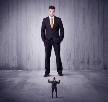 Büyük patron küçük iş adamına lokma atıyor.