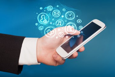 El smartphone telefon app seçenekleri ile tutarak