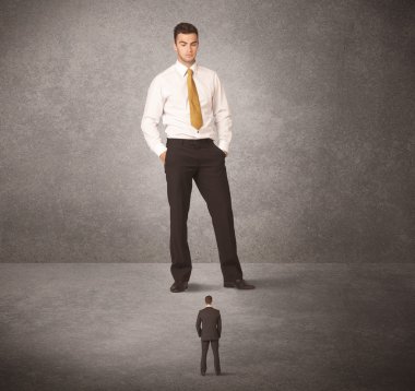 Büyük iş adamı küçük işçilere bakıyor.