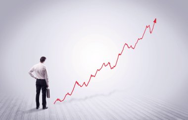 Kırmızı grafik ok ile ayakta işadamı