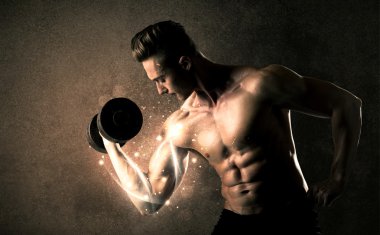 Vücut geliştirici enerji dolu beyaz çizgiler konseptiyle ağırlık kaldırıyor