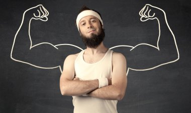 Çekici kasları olan zayıf genç bir adam.