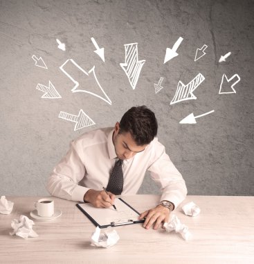 Meşgul ofis çalışanı ile çizilen okları