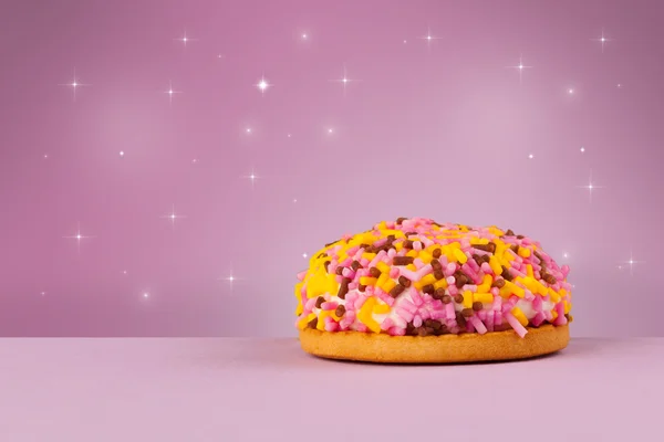 Gros plan d'un délicieux gâteau coloré cuit au four avec fond étoilé — Photo