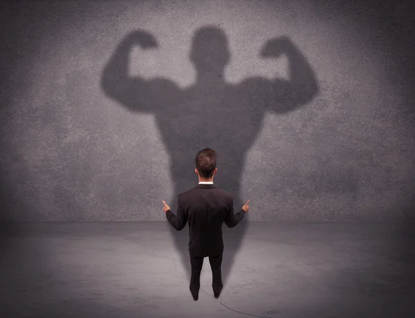 Hombre de negocios exitoso con sombra fuerte — Foto de Stock