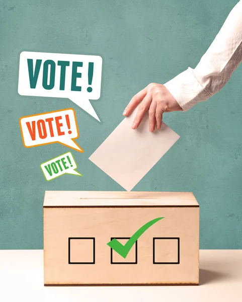 Szavazati csúsznak a szavazólapon doboz elhelyezése — Stock Fotó