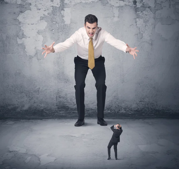 Grande empresa bully olhando para o pequeno colega de trabalho — Fotografia de Stock