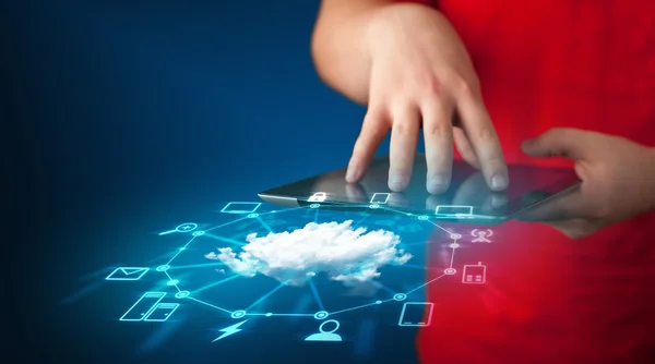 Bulut ağı teknolojisiyle el ele tutuşma tabletini kapat — Stok fotoğraf