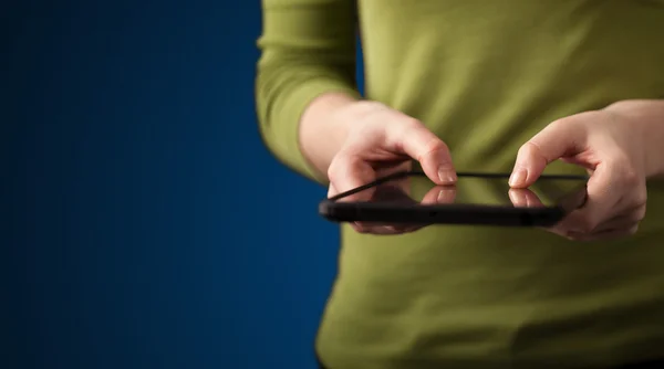 Close up of hand holding digital touchpad tablet device — Stock Photo, Image