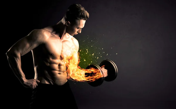 Poids de levage d'athlète de bodybuilder avec le concept de bras d'explosion de feu — Photo