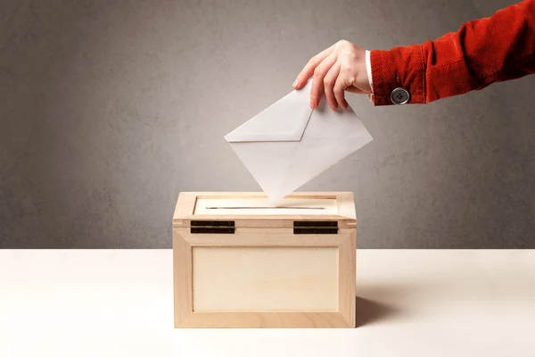 Caixa de cédula com voto de pessoa — Fotografia de Stock