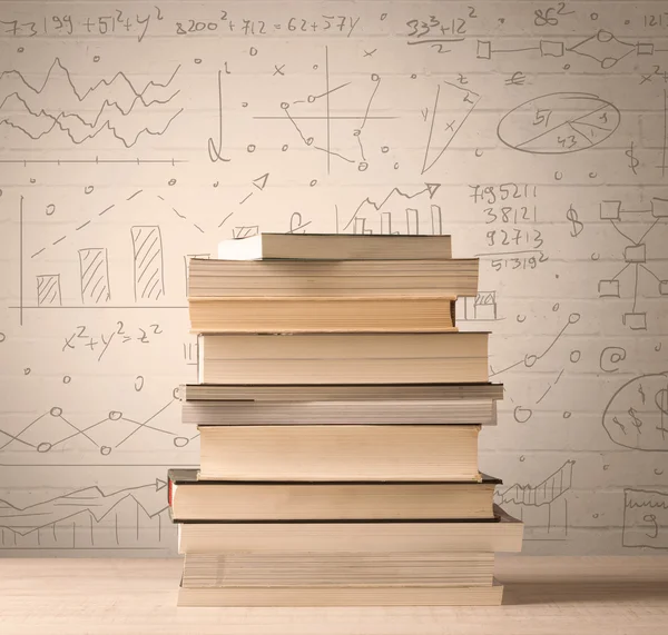 Un montón de libros con fórmulas matemáticas escritas en estilo doodle —  Fotos de Stock