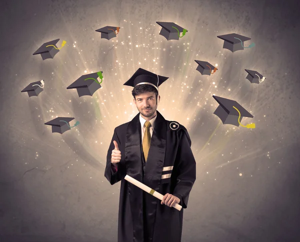 Graduado universitario con muchos sombreros voladores — Foto de Stock