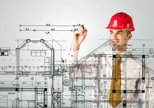 Un joven arquitecto dibujando un plano de la casa —  Fotos de Stock