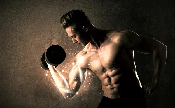 Vücut geliştirici enerji dolu beyaz çizgiler konseptiyle ağırlık kaldırıyor