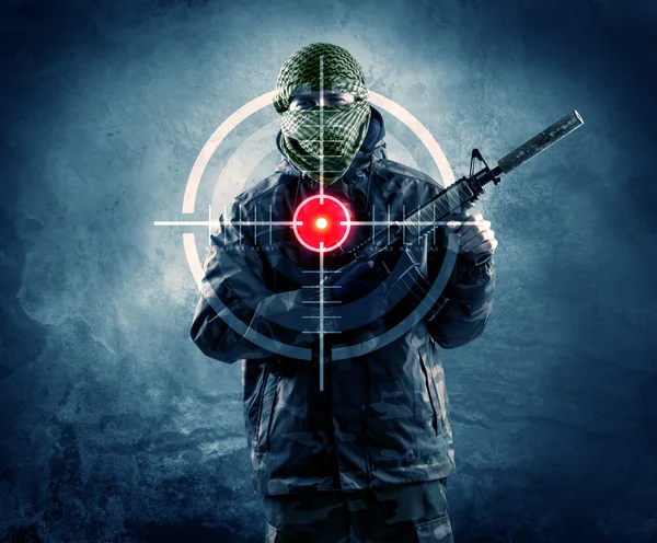 Maskerade terrorist man med pistol och laser target på hans kropp — Stockfoto