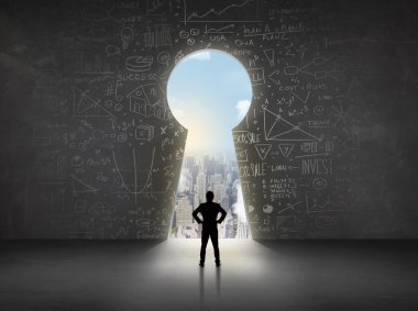 Parlak şehir manzaralı anahtar deliğine bakan bir işadamı 