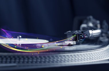 Turntable parlayan soyut çizgilerle vinil oynuyor