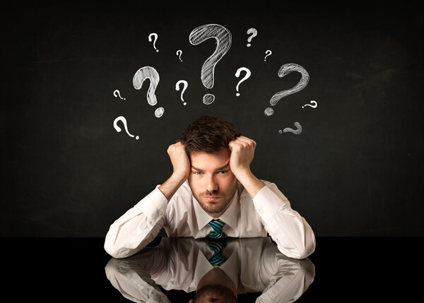 Сидящий бизнесмен под вопросом