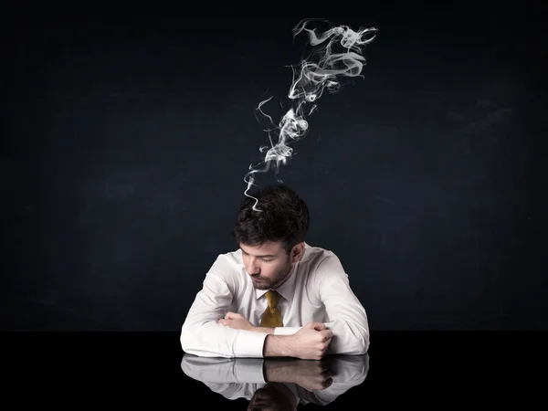 喫煙者の頭を持つうつ病ビジネスマン — ストック写真