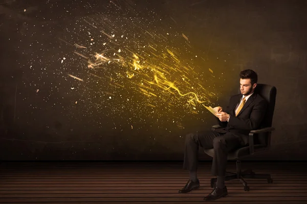 背景にタブレットやエネルギー爆発を持つビジネスマン — ストック写真
