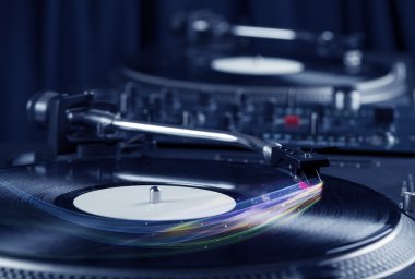 Renkli soyut çizgilerle vinil müzik çalan müzik çalar