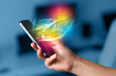 Soyut parlak çizgileri olan akıllı bir telefon.