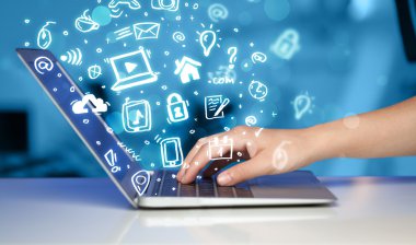 Ortam simgeleri ve sembolleri olan dizüstü bilgisayarda elle yazma