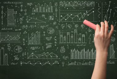 Bir iş adamı tahtaya veri çiziyor