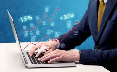 Satıcı dizüstü bilgisayarla grafikle çalışıyor.