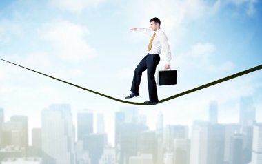 Şehrin yukarısındaki ip üzerinde yürüyen satıcısı