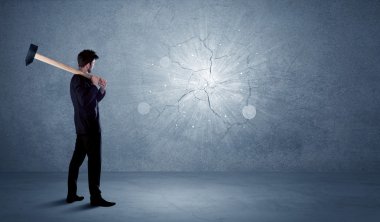 İşadamı çekiçle duvara çarpıyor.