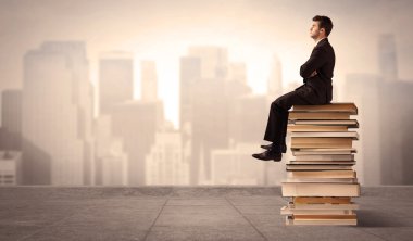 Kitap şehirde oturan adam